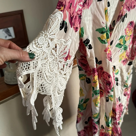 Stone cold fox silver floral garden robe - Picture 3 of 12